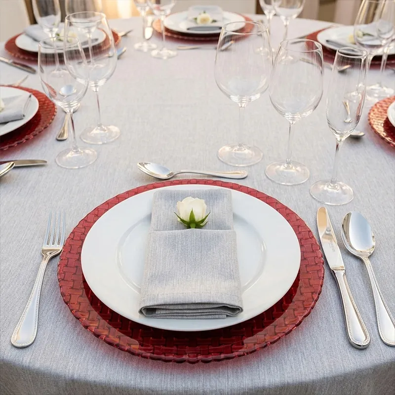 Plato de presentación de cristal en forma de red rojo en alquiler para bodas y eventos